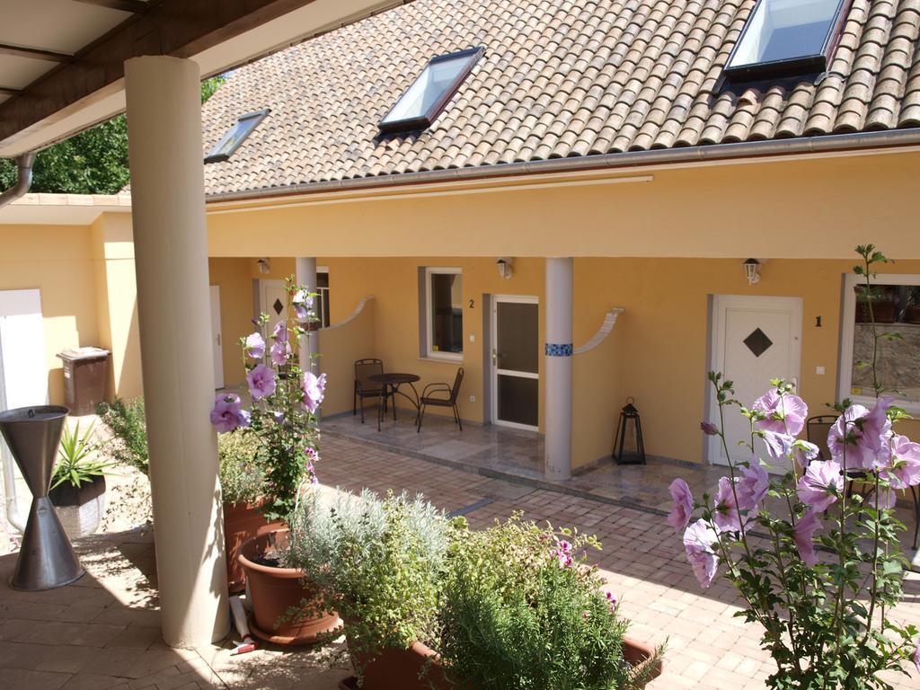 Alt Baden Apartement Dunaszekcso Exterior foto